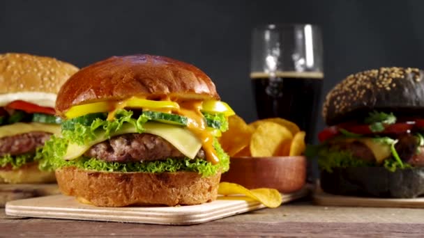 Tasty Homemade Burger Set Tasty Cheeseburger Beef Ham Burger Fresh — Stockvideo