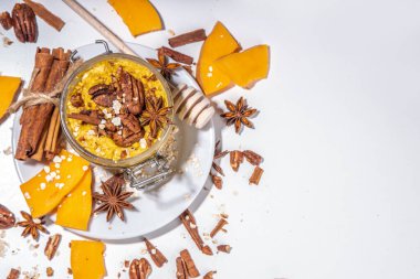 Yoğurtlu ve cevizli balkabaklı yulaf ezmesi, sağlıklı sonbahar kahvaltısı tarifi.