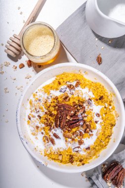 Yoğurtlu ve cevizli balkabaklı yulaf ezmesi, sağlıklı sonbahar kahvaltısı tarifi.