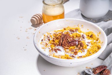 Yoğurtlu ve cevizli balkabaklı yulaf ezmesi, sağlıklı sonbahar kahvaltısı tarifi.