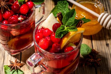 Noel şarabı, aromatik baharatlar, narenciye ve böğürtlen. Sıcak sonbahar kış meyveli içecek kırmızı şaraplı, eski kırsal ahşap arka planda fotokopi alanı 