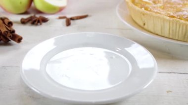 Ev yapımı karamelli elmalı turta peynirli kek, karamelize elma soslu tatlı peynirli elmalı kek.