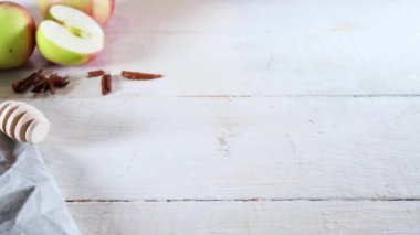 Ev yapımı karamelli elmalı turta peynirli kek, karamelize elma soslu tatlı peynirli elmalı kek.