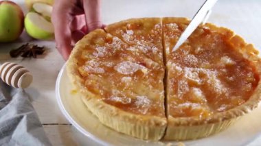 Ev yapımı karamelli elmalı turta peynirli kek, karamelize elma soslu tatlı peynirli elmalı kek.