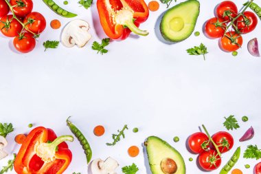Çeşitli taze sebzeler. Çiğ organik sebzeler, salata malzemeleri beyaz arka planda parlak yassı. Sağlıklı beslenme, vejetaryen vejetaryen yemek pişirme arka plan fotokopi alanı