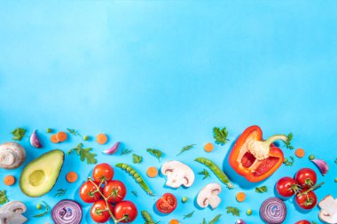 Çeşitli taze sebzeler. Çiğ organik sebzeler, salata malzemeleri canlı mavi arka planda parlak düz bir döşeme. Sağlıklı beslenme, vejetaryen vejetaryen yemek pişirme arka plan fotokopi alanı