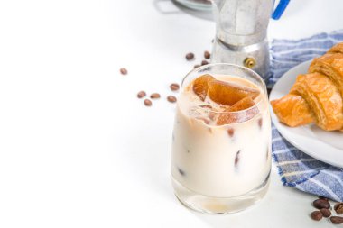 Soğuk kahve kokteyli, buzlu espresso ve süt. Beyaz arkaplanda serin serinletici sütlü latte içeceği