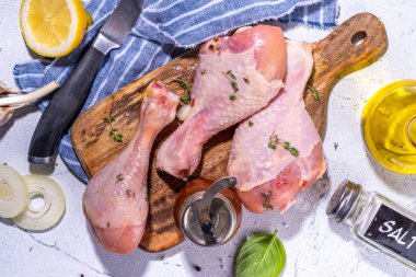 Pişirmek için baharatlı tavuk budu. Çiğ tavuk budu, beyaz et pişirme arka plan fotokopi alanı üst görünüm