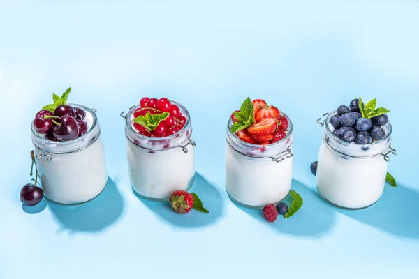 部分ガラス瓶の中のヨーグルトの様々な 健康的な夏の朝食のコンセプト 季節のベリーストロベリー チェリー ブルーベリー スグリ — ストック写真