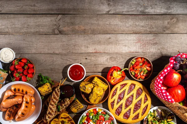 Verschiedene Grillspezialitäten Und Getränke Lagen Flach Sommer Grillpicknick Verschiedene Grillgerichte — Stockfoto