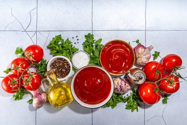 Házi Készítésű Ketchup Szósz Két Tál Paradicsom Ketchup Vörös Mártással — Stock Fotó