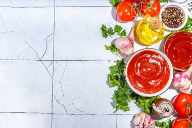 Ev yapımı ketçap sosu. İki kase domates ketçaplı kırmızı sos - otlar, taze domatesler, zeytinyağı, sarımsak, tuz, baharatlar, beyaz kaplamalı arka plan manzaralı fotokopi alanı