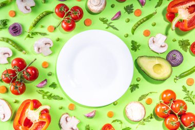 Çeşitli taze sebzeler. Çiğ organik sebzeler, salata malzemeleri açık yeşil arka planda parlak düz çizgi. Sağlıklı beslenme, vejetaryen vejetaryen yemek pişirme arka plan fotokopi alanı