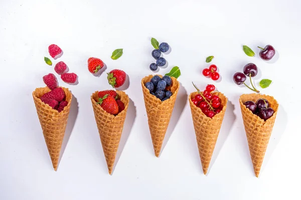 用新鲜的夏季浆果做的华夫果 冰激凌 覆盆子 白底松饼中的醋栗等概念 — 图库照片