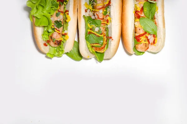 自家製のビーガンホットドッグ 植物性のホットドッグ 実験室栽培の白い肉ソーセージ 新鮮な野菜 ソース コピースペース — ストック写真