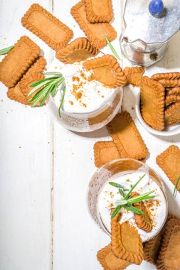 Bisküvi kahveli latte, kurabiye, kurabiye, krema ve biberiye dekoru. 