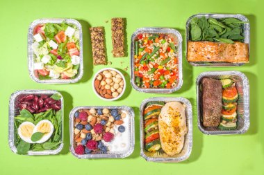 Sağlıklı yemek menüsü, kurye yemek teslimatı beslenme çantası. Biftek eti, tavuk fileto, balık ve sebzeler paketlerde. Günlük yemek diyet planı teslimatı, paket servisi, online sipariş konsepti.