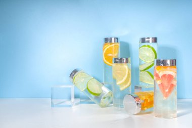 Şişe içinde çeşitli soğuk içecekler, yaz aşılamalı su şişeleri, limonata sağlıklı kokteyller limon, portakal, greyfurt, ıhlamur, parlak arka plan kopyalama alanı