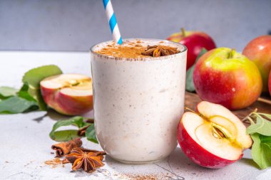 Elmalı turta, yoğurtlu, elma dilimli, yulaf ezmeli, tarçınlı, baharatlı ve cevizli. Taze çiğ elma ve baharatlarla dolu sağlıklı bir sonbahar kahvaltısı ya da atıştırmalık.