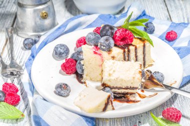 Çikolatalı ve taze meyveli klasik cheesecake, yaz kahvaltısı için ev yapımı cheesecake. 