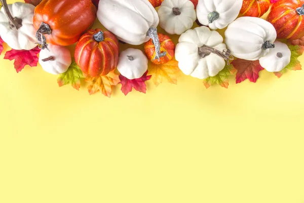 Feierlicher Erntedank Feiertag Hintergrund Weiße Orangefarbene Kürbisse Bunte Herbstblätter Beeren — Stockfoto