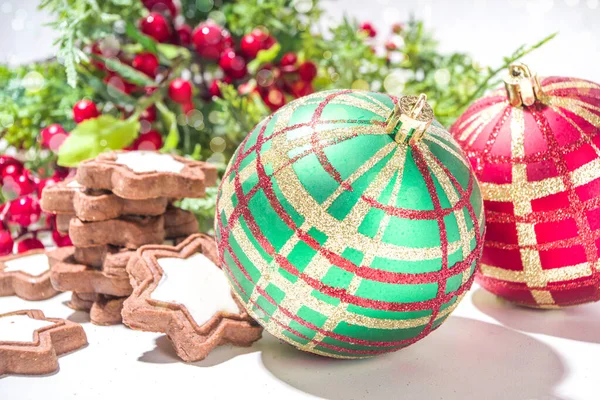 Weihnachtsgrußkarte Hintergrund Mit Weihnachtsbaumkugeln Dekoration Rote Geschenkschachtel Mit Festband Tanne — Stockfoto