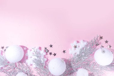 Yumuşak bir Noel konsepti. Şenlikli Noel arkaplanı pofuduk dekorasyon malzemeleri, xmas balosu, hediye kutuları, yapay kar ve pembe renkli arka plan fotokopisi üzerinde parlak yıldızlar.