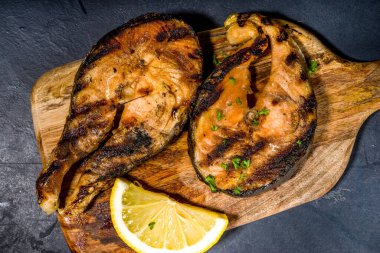 Baharatlı ve limonlu ızgara somon bifteği, bbq keto diyet fod konsepti
