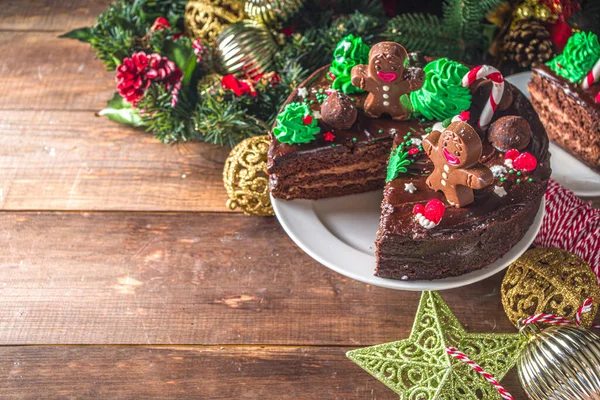 크리스마스 초콜릿 케이크 메이드 생강빵 초콜릿 케이크 설탕과 초콜릿 형태로 — 스톡 사진