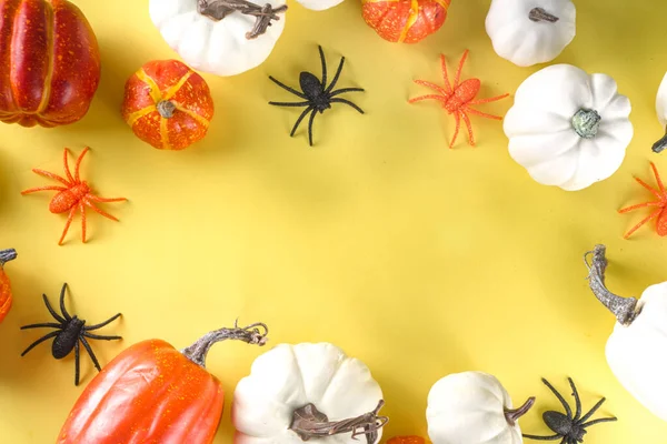 Cadılar Bayramı Dekorasyon Arkaplanı balkabaklarıyla, örümcekler beyaz masa arkaplanının üstünde kopya alanı