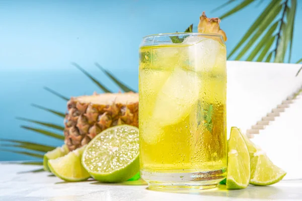 Cold Summer Tropical Drink Crushed Ice Lime Mint Sweet Pineapple — Stockfoto