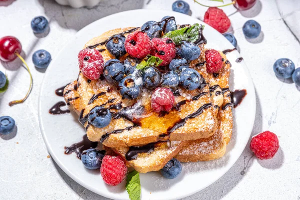 Summer Breakfast French Toast Baked Toasts Berries Blueberries Strawberries Honey — 스톡 사진