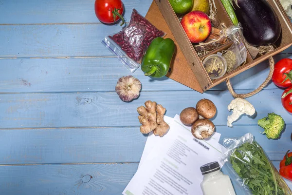 Yemek seti teslimat konsepti. Çeşitli sağlıklı yemek malzemeleri koyun et, sebze, meyve, baharat ve yemek tarifleri. İnternetten şef malzemeleri sipariş etmek, market teslimatı.