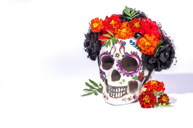 İspanyol geleneksel Meksika bayramı, Sonbahar Festivali Ölüler Günü (dia de los muertos) arka plan. Geleneksel Pan de Muerto ekmeği, süslemeler ve Marigold ve cempasuchil çiçekleriyle