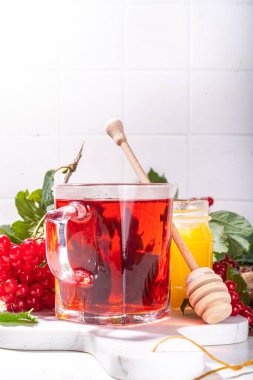 Organik bitkisel çay, taze viburnum üzümlü sıcak sonbahar içeceği. Ballı ve tarçınlı Viburnum çayı