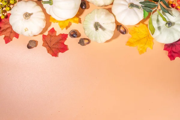 가을에는 꽃봉오리를 장식하고 가을에는 낙엽을 배경으로 추수감사절 할로윈 인사말 — 스톡 사진