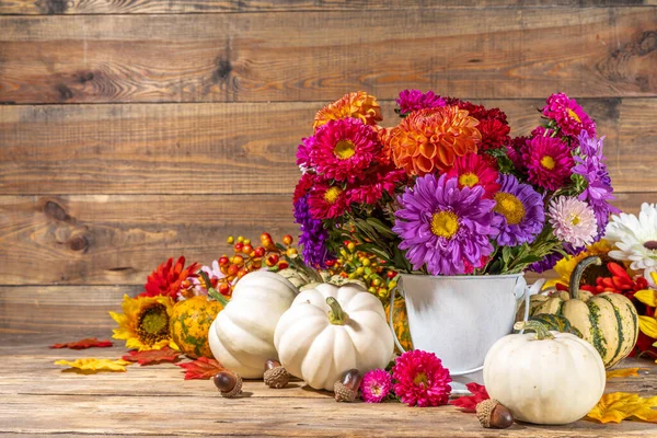 Blumen Und Kürbisse Auf Hölzernem Tischhintergrund Strauß Bunter Chrysanthemen Pfingstrosen — Stockfoto