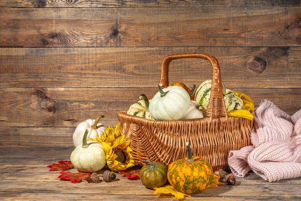 Herbst Dekorative Kürbisse Mit Herbstblättern Auf Hölzernem Tischhintergrund Herbst Thanksgiving — Stockfoto