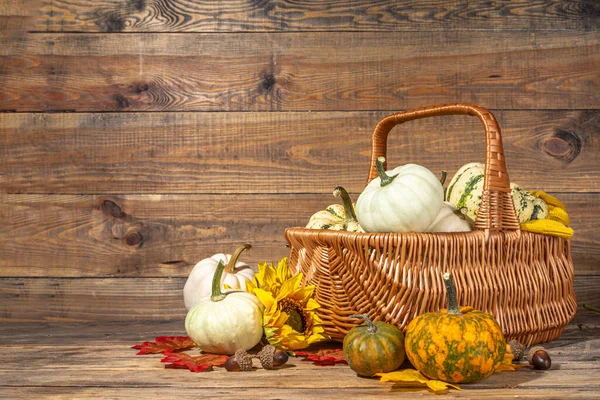 Herbst Dekorative Kürbisse Mit Herbstblättern Auf Hölzernem Tischhintergrund Herbst Thanksgiving — Stockfoto