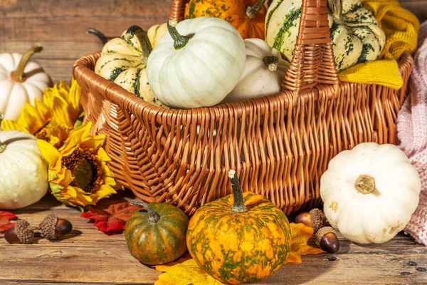 Herbst Dekorative Kürbisse Mit Herbstblättern Auf Hölzernem Tischhintergrund Herbst Thanksgiving — Stockfoto