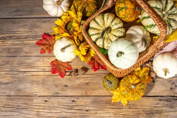 Herbst Dekorative Kürbisse Mit Herbstblättern Auf Hölzernem Tischhintergrund Herbst Thanksgiving — Stockfoto