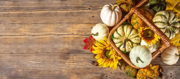 Herbst Dekorative Kürbisse Mit Herbstblättern Auf Hölzernem Tischhintergrund Herbst Thanksgiving — Stockfoto