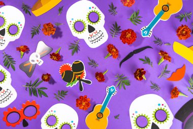  İspanyol geleneksel Meksika bayramı, Sonbahar Festivali Ölüler Günü (dia de los muertos) arka plan. Geleneksel Pan de Muerto ekmeği, süslemeler ve Marigold ve cempasuchil çiçekleriyle