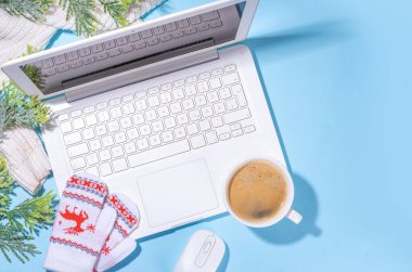 Kış ve Noel ofis çalışma alanı dizüstü bilgisayarı, not defteri, örgü eldivenler, kazak ya da ekose, Noel ağacı dalları, hediye kutusu, iş yerindeki düz konum üzerine dekorasyon üst görünüm alanı