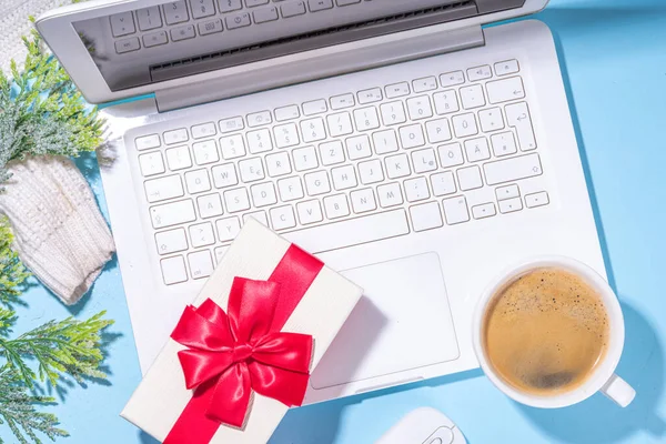 Kış ve Noel ofis çalışma alanı dizüstü bilgisayarı, not defteri, örgü eldivenler, kazak ya da ekose, Noel ağacı dalları, hediye kutusu, iş yerindeki düz konum üzerine dekorasyon üst görünüm alanı