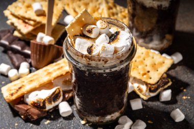 Koyu çikolatalı Smores kek, basit tarifler mikrodalgada pişirme, lav keki, şekerli kek ve bardakta kraker.