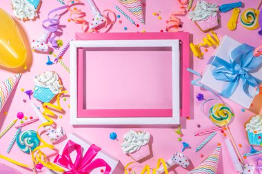 Mutlu yıllar tebrik kartı geçmişi. Renkli tatil aletleri olan düz yatak - doğum günü partisi şapkaları, şişirme makineleri, hediye kutuları, balonlar, buharlı mumlar, pembe arka plan fotokopi alanı