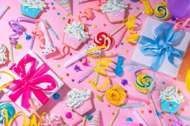 Mutlu yıllar tebrik kartı geçmişi. Renkli tatil aletleri olan düz yatak - doğum günü partisi şapkaları, şişirme makineleri, hediye kutuları, balonlar, buharlı mumlar, pembe arka plan fotokopi alanı