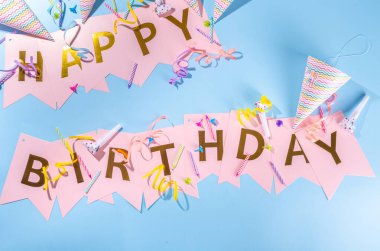 Doğum günü tebrik kartı, basit bir geçmiş. Mavi arka planda Mutlu Yıllar yazılı çelenk süslemesi, bayram için aksesuarlar, afiş arkaplan fotokopi alanı