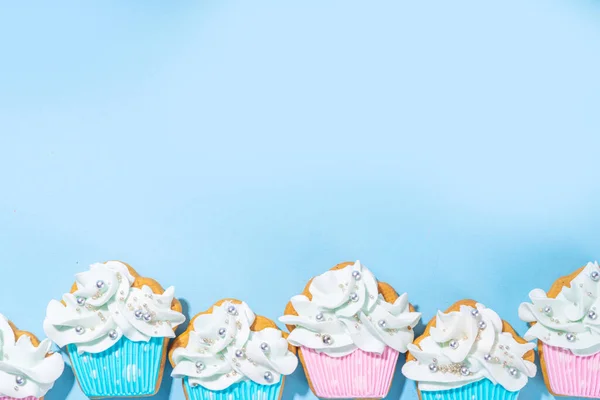 Verjaardagskaart Eenvoudige Achtergrond Koekjes Met Suikerglazuur Vorm Van Cupcakes Een — Stockfoto